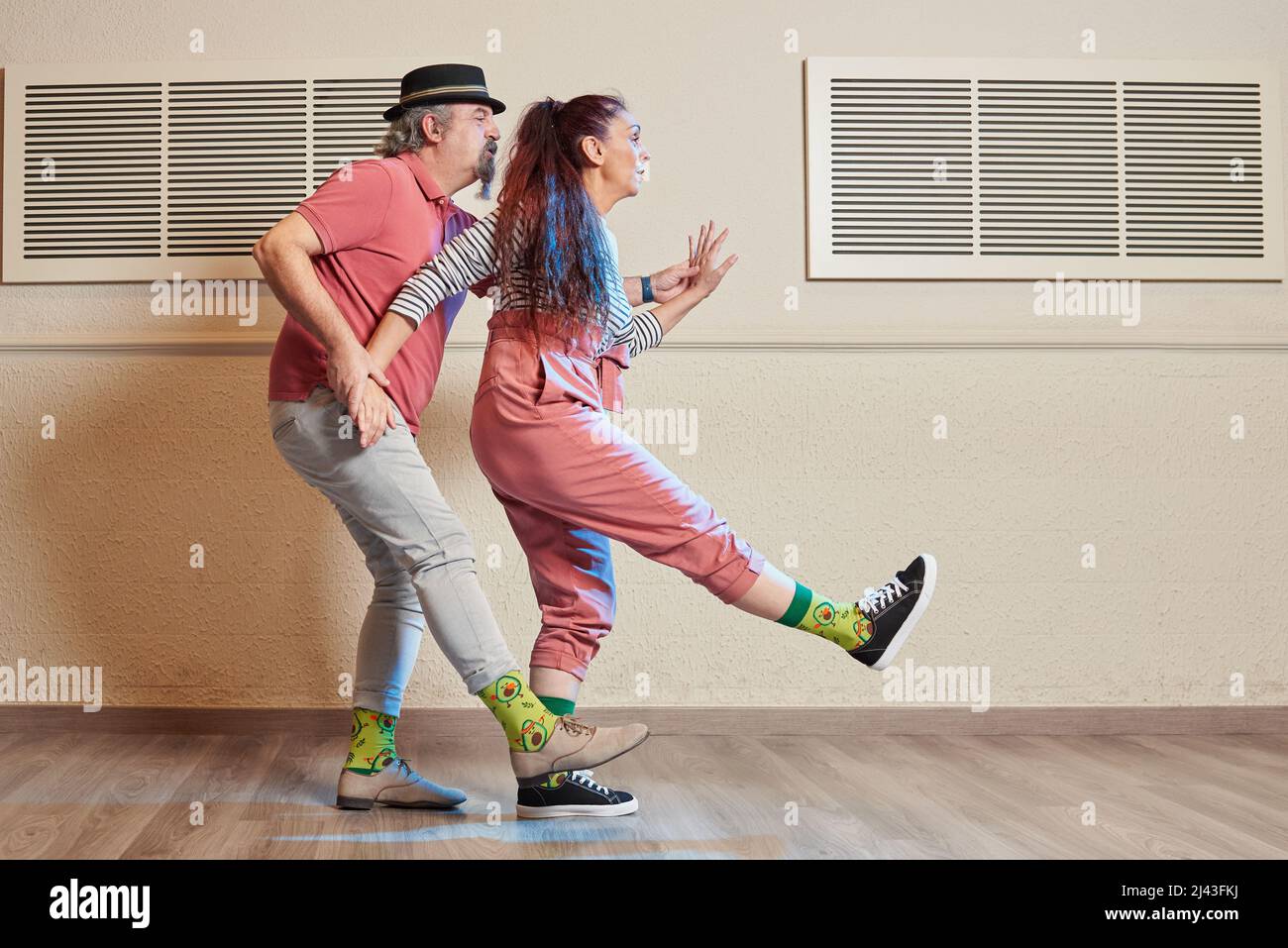 Ein älteres Paar, das Lindy Hop in einem Studio tanzt Stockfoto