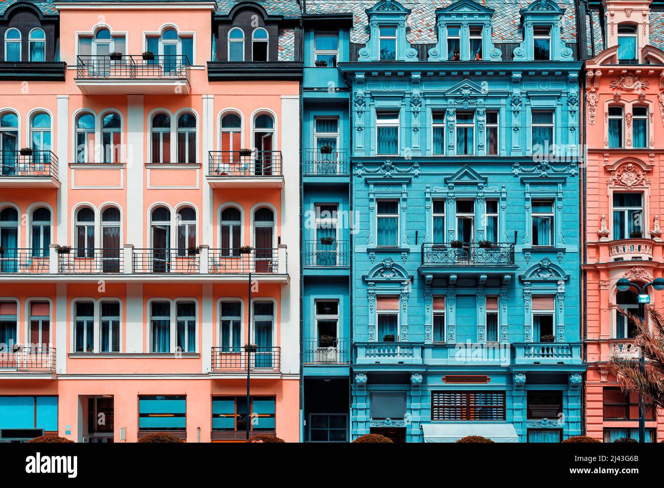 Bunte Fassaden alter barocker Gebäude Stockfoto