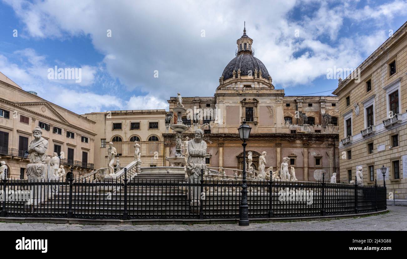 Der Praetorianische Brunnen auf der Piazza Pretoria, Palermo, Sizilien, Italien. Aus dem Jahr 1500s wird es oft als der Platz der Schande bezeichnet. Stockfoto