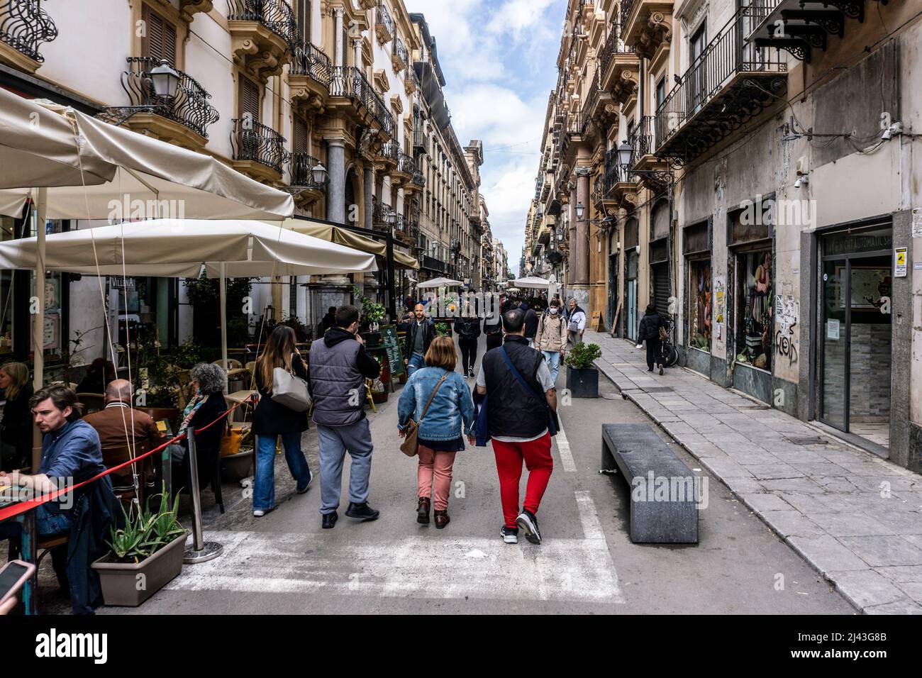 Speisen im Freien an der Via Maqueda, Palermo, Sizilien, Italien. Eine Fußgängerzone und eine sehr beliebte Straße für Restaurants und Geschäfte im Freien. Stockfoto