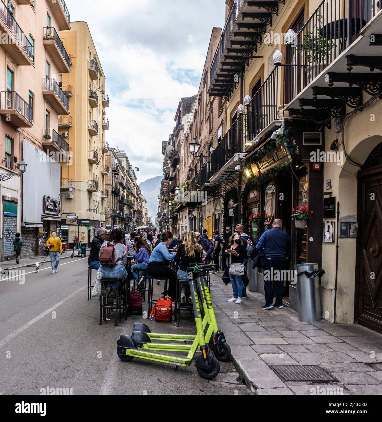 Speisen im Freien an der Via Maqueda, Palermo, Sizilien, Italien. Eine Fußgängerzone und eine sehr beliebte Straße für Restaurants und Geschäfte im Freien. Stockfoto