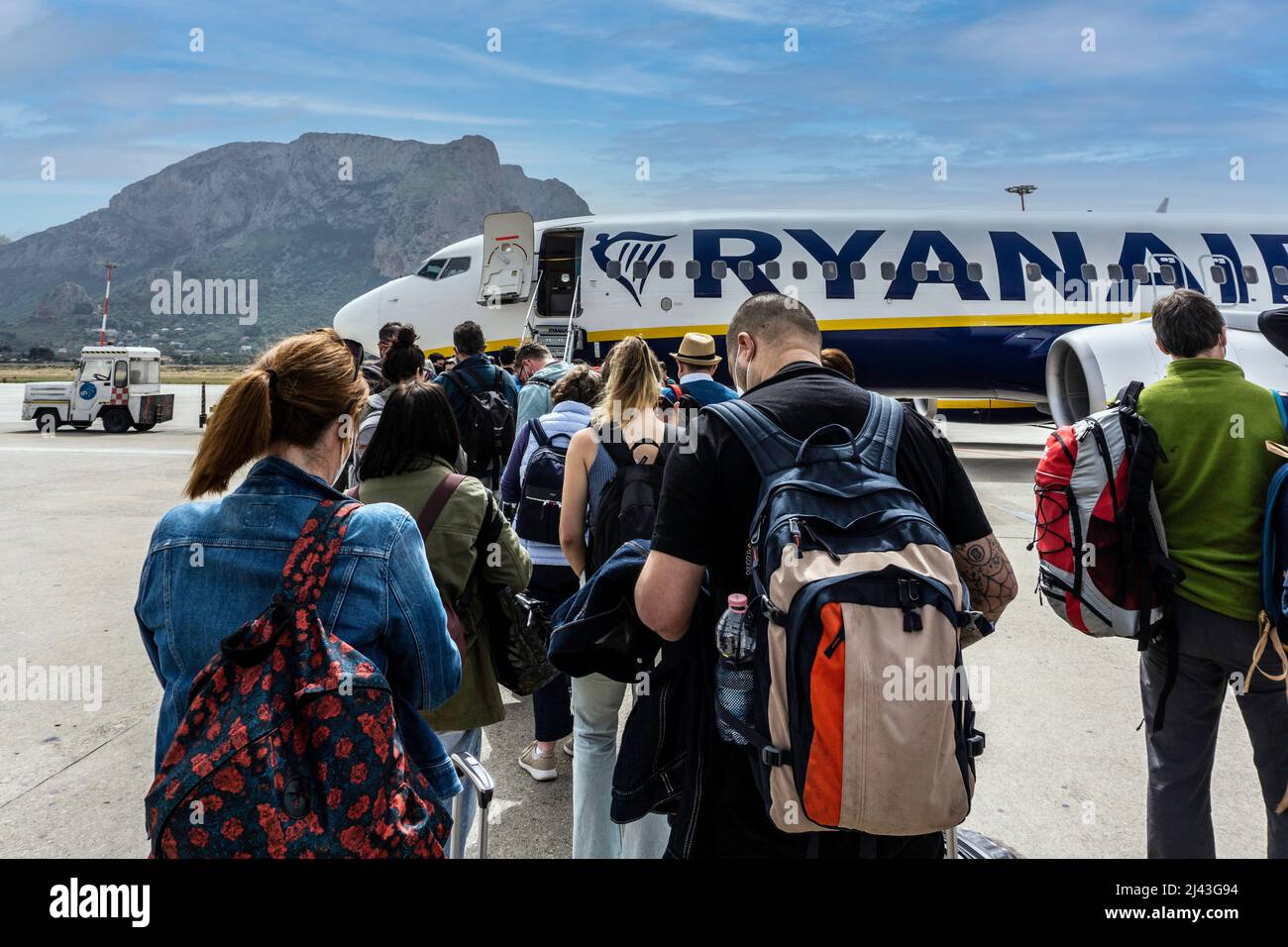 Menschen, die Schlange stehen, um an Bord eines Ryanair-Fluges zu gehen. Stockfoto