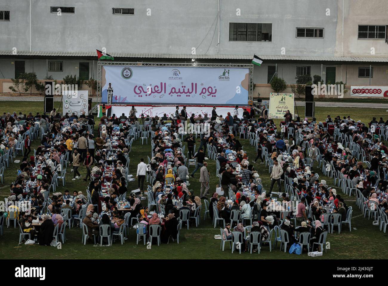 Gaza, Palästina. 11. April 2022. Palästinenser versammeln sich anlässlich einer Party und eines Frühstücks für Waisenkinder in Gaza-Stadt anlässlich des "Arabischen Waisenhaustages" (Foto: Yousef Masoud/SOPA Images/Sipa USA) Quelle: SIPA USA/Alamy Live News Stockfoto