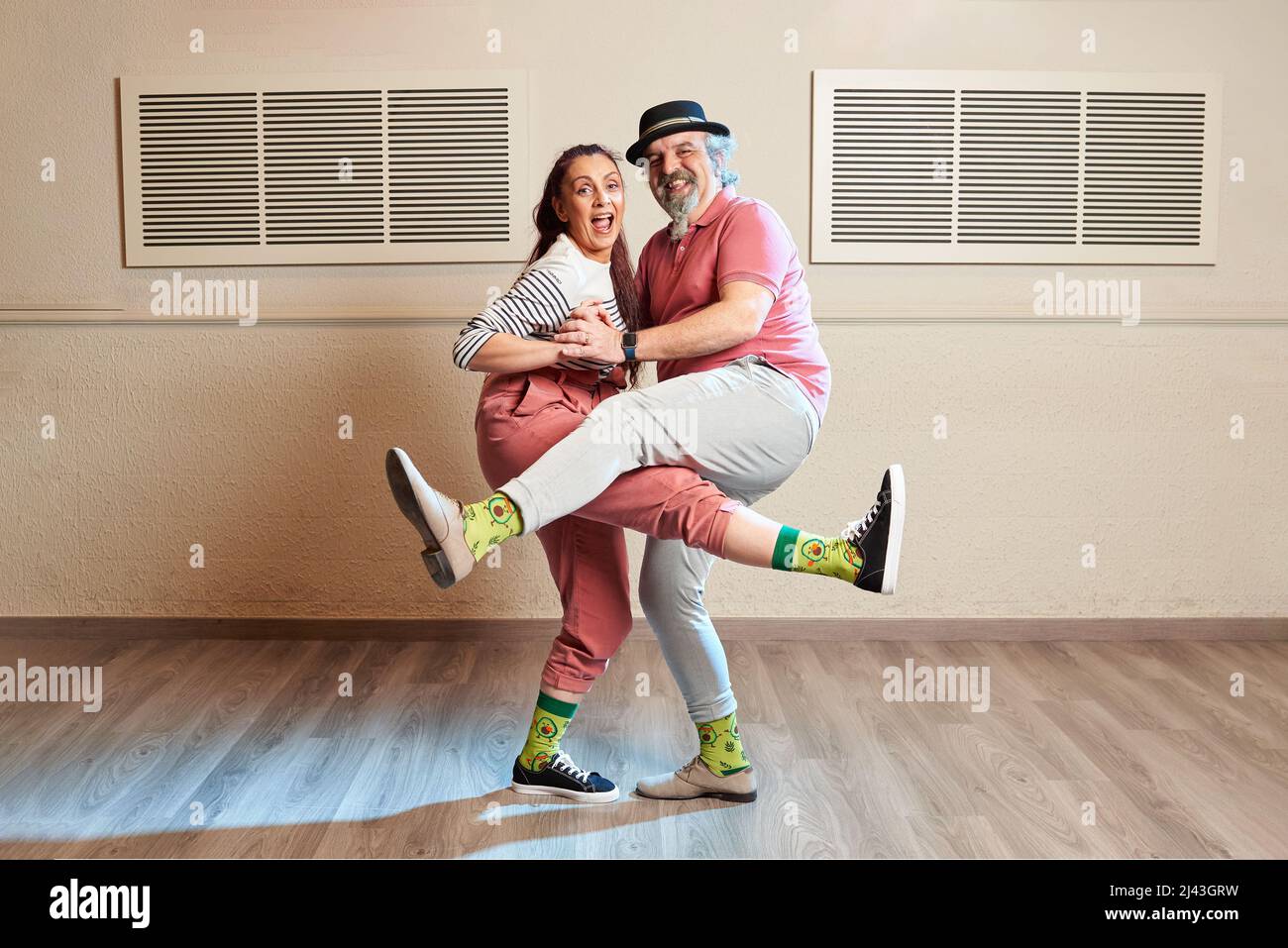 Ein Mann und eine Frau tanzen Lindy Hop in einem Tanzstudio Stockfoto