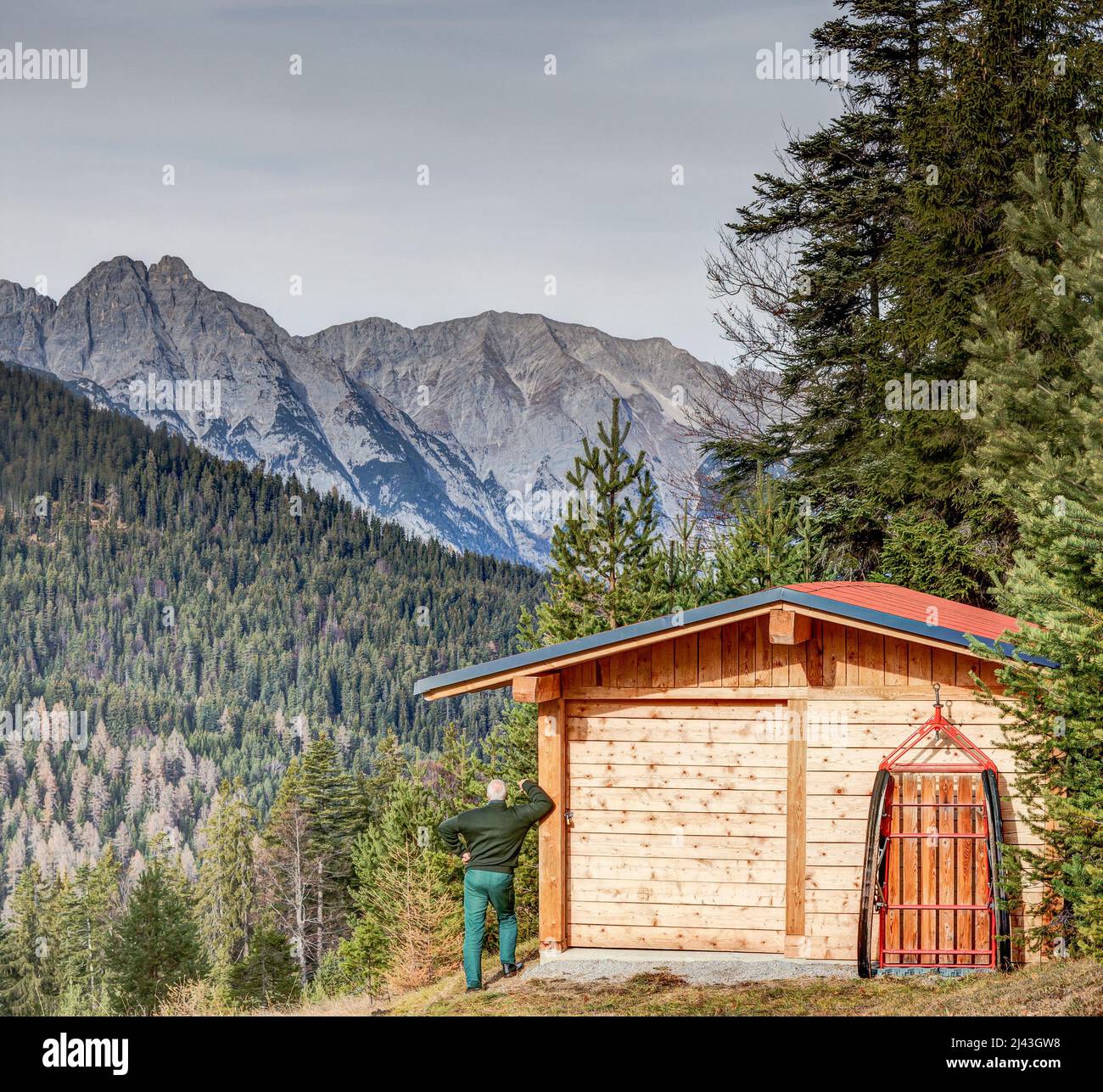 Warten auf den Schnee. Aber auch die Bergwelt ist vom Klimawandel betroffen, der besonders starke Auswirkungen auf die Alpen hat. Stockfoto