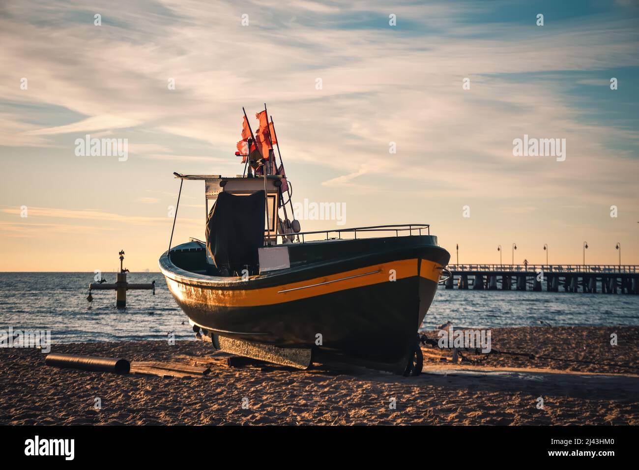 Schöner Morgenblick an der polnischen Küste in Gdynia. Schiff auf einem Sandstrand am Morgen. Stockfoto