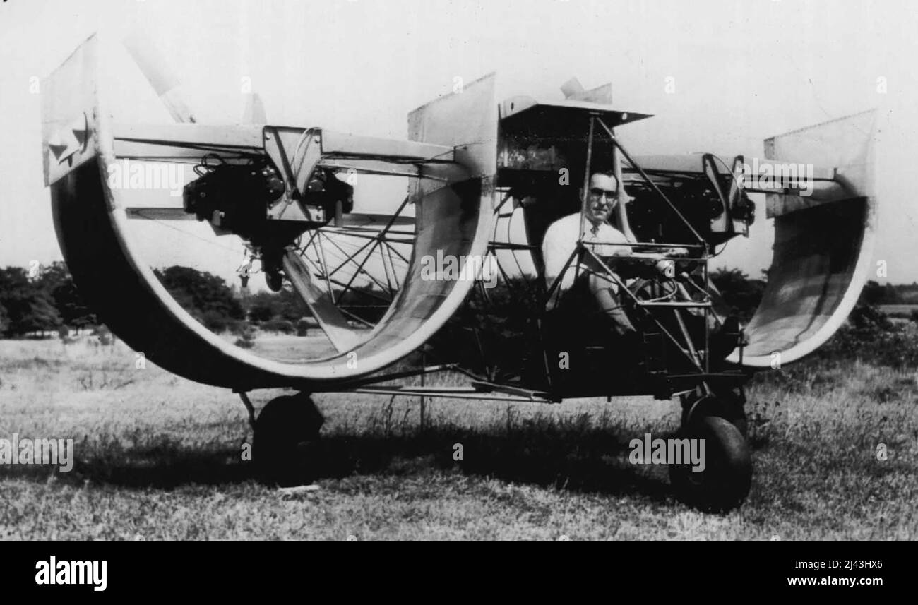 „Channel Wing“-Flugzeug – Frank D. Kelley, Hagerstown, MD., kommerzieller Fotograf und Präsident der National Aircraft Corporation, sitzt an den Steuerelementen eines ungewöhnlichen Flugzeugs mit „Custer Channel Wings“, die wie Hälften von Fässern ähneln. Kelley hat das Schiff nach Angaben des Erfinders der seltsamen Maschine, Willard R. Custer, auf mehreren kurzen Flügen geflogen. Foto, vor 10 Tagen gemacht, veröffentlicht von Kelley in Hagerstown, Juli 3. 03. Juli 1948. (Foto von AP Wirephoto). Stockfoto