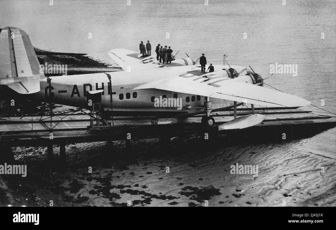 Vorläufer der Transatlantischen Flying-Boats treten erstmals auf -- Eine Gesamtansicht des Riesen-Flying-Boats auf dem Slipway in Rochester heute. Das erste von acht neuen riesigen Flugbooten, die für imperiale Luftwege gebaut wurden, ging zum ersten Mal über den Gleis, hier werden heute noch nicht fertiggestellte Boote in ähnlichem Design die ersten für die transatlantische Flugstrecke sein. Die hier abgestellte Maschine wiegt heute 17½ Tonnen, hat eine Reisegeschwindigkeit von 150 km/h und wird für Empire-Routen eingesetzt. 3. August 1936. Stockfoto