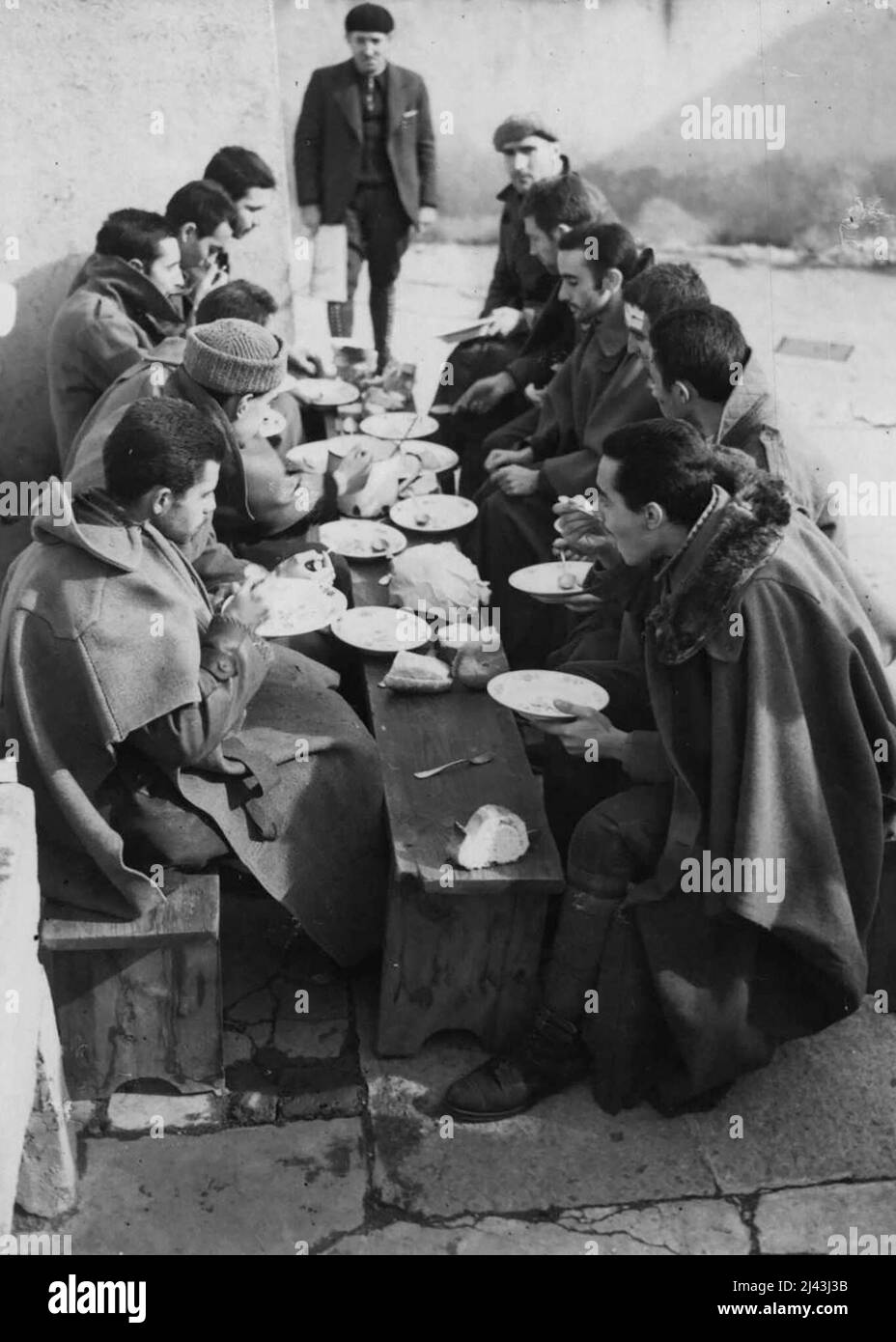 Bemerkenswerte Bilder aus Spanien heute Sonntag -- Franco-Soldaten bei ihrem ersten Essen für viele Tage, in Bourg Madame. Diese bemerkenswerten Bilder, die in Bourg Madame in den französischen Pyrenäen an der französisch-spanischen Grenze aufgenommen wurden, zeigen Franco-Soldaten, die während des Angriffs auf Harcelona von den Truppen der spanischen Regierung gefangen genommen wurden. Sie waren auf dem Weg nach Nordspanien mit dem Zug zum Probelauf, als sie nahe der französischen Grenze absprangen, über die Pyrenäen kamen und sich den Franzosen übergaben. 20. Februar 1939. (Foto von London News Agency Photos Ltd.). Stockfoto