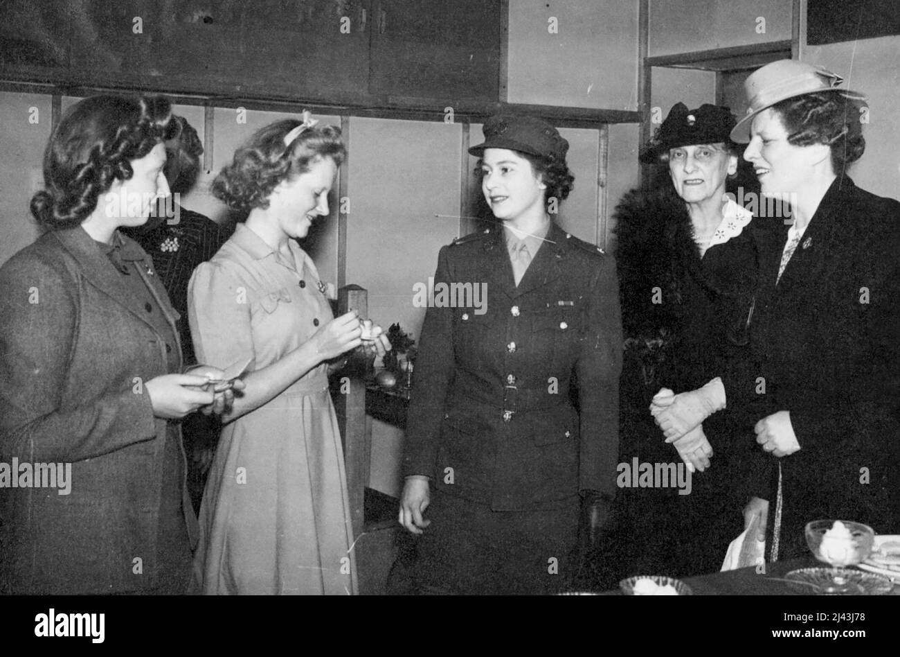 Prinzessin Elizabeth Besucht Den Girls Club. Prinzessin Elizabeth im Gespräch mit einigen der Mädchen mit ihr ist Mrs. Stanley Bruce, Frau des australischen Hochkommissars und Mrs. Walter Elliott extreme Right). Präsident der N.A.C.G., der kürzlich von einem Besuch in Australien zurückgekehrt ist. H. R.H. Prinzessin Elizabeth besuchte die National Association of Girls und zog Vereine im National Club House an, um ein Geschenk der Schulkinder von New South Wales, bestehend aus Decken, Layetten und Wollmänteln, usw. an Queen Charlotte und die Queen Elizabeth Hospitals zu überreichen. 2. Juli 1945. (Foto von L.N.A.). Stockfoto