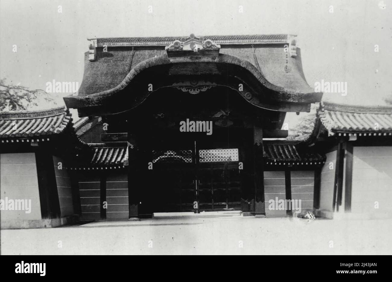 Dies ist das Eingangstor des Kaiserlichen Nijo-Palastes von Tokio, wo sich die Kaiserlichen Viertel von H.I.M. befinden.der Kaiser Kwante von Manchukuo in seinem Aufenthalt in Kyoto war der freistehende Nijo-Palast seit 16. bis zur Wiederherstellung der Meiji-Periode früher der Kaiserpalast. Jetzt wurde der Palast als das typischste Holzgebäude des kaiserlichen Palastes in Japan als nationale Schatzkammer reserviert. 06. März 1935. (Foto vom Shimbun Rengo News Photos Service). Stockfoto