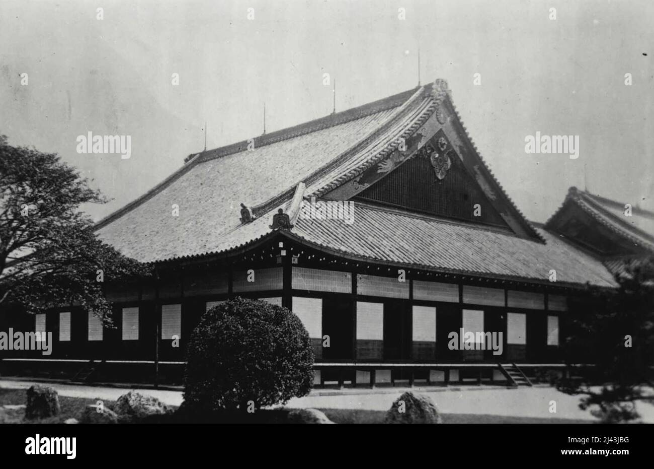 Dies ist das vergebliche Gebäude des Nijo-Castle Imperial freistehenden Palastes von Tokio, wo sich die kaiserlichen Stattfinden von H.I.M., dem Kaiser Kwante von Manchukuo, während seines Aufenthalts in Kyoto befinden. Dieses historische Holzgebäude wurde von Hideyoshi Taiko in 16. Jahrhundert zuerst gebaut und brennt mehrmals kippen. Die Meiji Restaurierung Alter. Das ist das einzigartige hölzerne Palacial Gebäude jetzt ***** Wie die nationale Schatzkammer. 06. März 1935. (Foto vom Shimbun Rengo News Photos Service). Stockfoto