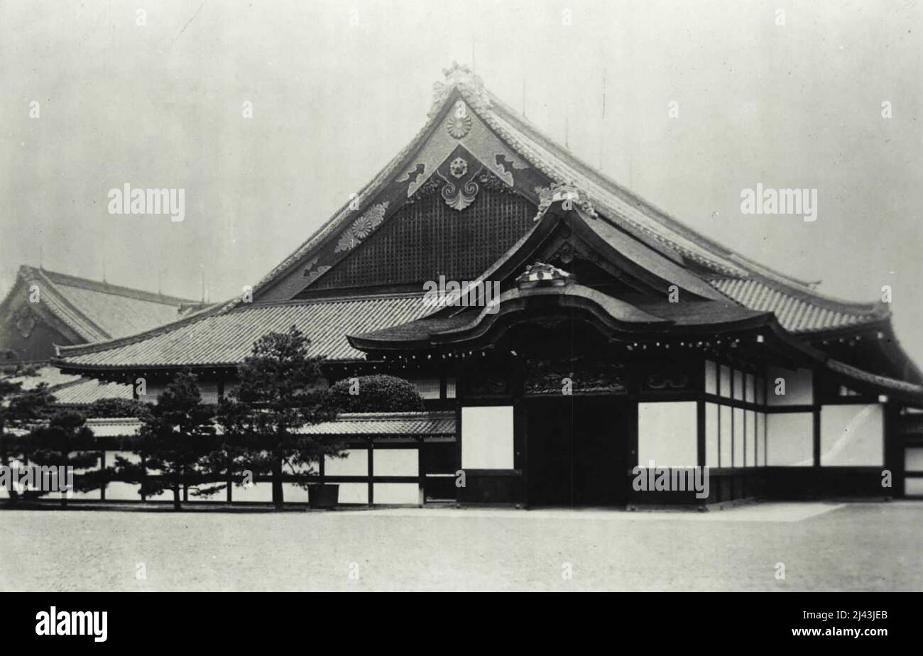 Dies ist der Eingang zum Nigjo-Palast und sein äußerstes Gebäude des Palastes. Wie das Bild zeigt, ist dies das typischste Holzgebäude des Palazialgebäudes Japans. H.I.M. der Kaiser Kwante von Mandschukuo wird während des ***** seine Hocker in diesem historischen Holzgebäude aufnehmen In Kyoto. 06. März 1935. (Foto vom Shimbun Rengo News Photos Service). Stockfoto