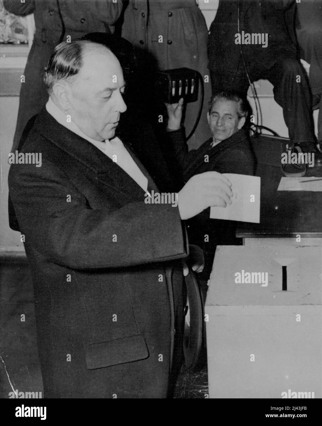 Berliner Politiker stimmen Walter Schreiber (links), christdemokratischer Oberbürgermeister von West-Berlin und ***** ab . 20. Dezember 1954. Stockfoto