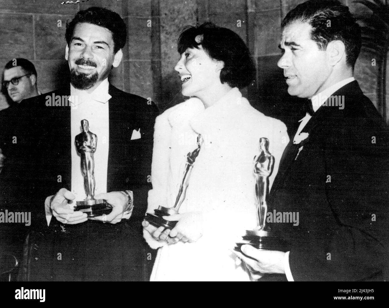 Die Gewinner der Hollywood Annual Awards -- haben die besten Filmstars des vergangenen Jahres gekürt. Paul Muni und Louise Rainer posieren mit den Preisen der Akademie der Filmkunst und -Wissenschaften beim jährlichen Präsentationsdinner 9. im Biltimore Bowl, Hollywood. Frank Capra, der zum besten Regisseur des Jahres ernannt wurde, wird auch mit „Louis Pastor“ gezeigt. Für ihre Arbeit in „The Great Ziegfield“ gewann Frau Rainer die höchste Auszeichnung von filmdon. Capra wurde für seine Leitung von „Mr. Die Taten gehen in die Stadt.“ 15. März 1937. (Foto von Keystone). Stockfoto