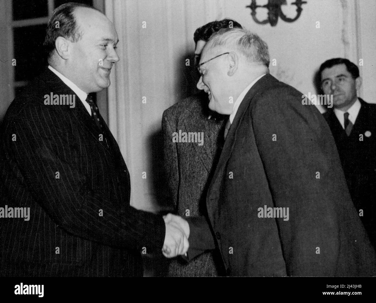 M. Spaak begrüßt M. Wyschinsky ***** Wer ist gerade in ***** angekommen Leitet die Delegation der UdSSR. M. Spaak, der erste ständige Präsident des ***** Montage, war ***** Gestern Abend bei einem Empfang der Delegierten im ***** . 24. Januar 1946. (Foto von Fox Photos). Stockfoto