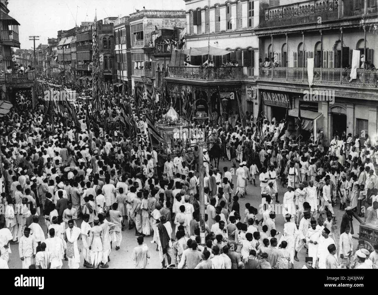 Festival of Wealth - die jährliche Jain Prozession durch die Straßen von Kalkutta. Die Bilder sind aus Gold, und Silber und Telefon- und Straßenbahnleitungen müssen geschnitten werden, damit der riesige Pol (in der Bildmitte gesehen) auf dem Weg zum Tempel durchläuft. 28. November 1937. (Foto von Keystone). Stockfoto