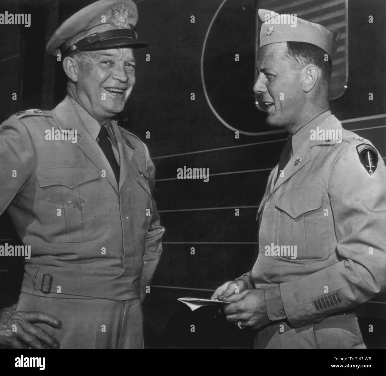 Fröhliche Stimmung -- Gen. Dwight D. Eisenhower (links) lacht, als er mit einem Helfer spricht. Maj. Craig Cannon, Wilmington, D., am heutigen Tag auf der Union Station, nachdem der Stabschef der Armee bekannt gab, dass er die Präsidentschaft der Columbia University in New York mit Wirkung für das nächste Jahr angenommen hat. Gen. Eisenhower war am Bahnhof mit Frau Eisenhower, die nach Boone, Ia, und die neben einer kranken Tante, Fräulein Edda Carson, ging. 24. Juni 1947. (Foto von AP Wirephoto). Stockfoto