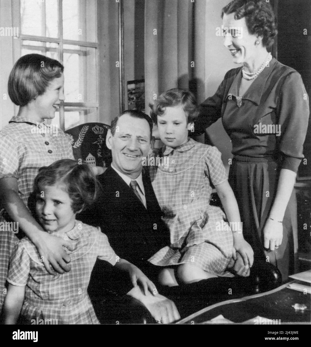 Dänemarks glückliche königliche Familie - König und Königin für Briten. Staatsbesuch. Ein fröhliches informelles Bild von König Friedrich von Dänemark, Königin Ingrid, und ihren drei Töchtern Prinzessinnen Margrethe (geboren am 16. 1940. April), Benedikte, (April 29.. 1944) und Anna-Marie (August 30.. L 1946, S. Der König, der Sohn des verstorbenen Königs Christian K., wurde am 11.. März geboren. 1899. Am 24.. Mai 1935 heiratete er Prinzessin Ingrid von Schweden, geboren am 28.. März. 1910, die Tochter von König Gustaf VI Adolf von Schweden. Der König und die Königin kommen am 8.. Mai für einen Staat nach Großbritannien. - Fünf Tage nach der Eröffnung der er Fevstival von Stockfoto