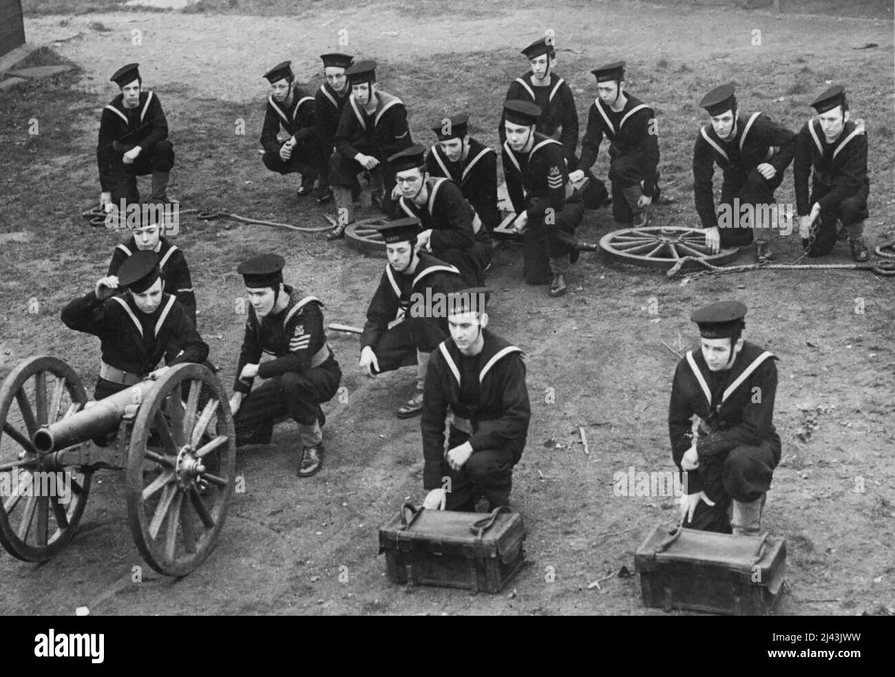 The Young Gunners - aufgenommen in ihrem Depot in Wimbledon, die Sea Cadets, die sich einer Waffenübung unterziehen. Diese jungen Sea Cadets nehmen ihre Ausbildung sicherlich ernst und geben eine kluge Leistung in der Waffenübung. 26. März 1943. (Foto von Fox Photos). Stockfoto