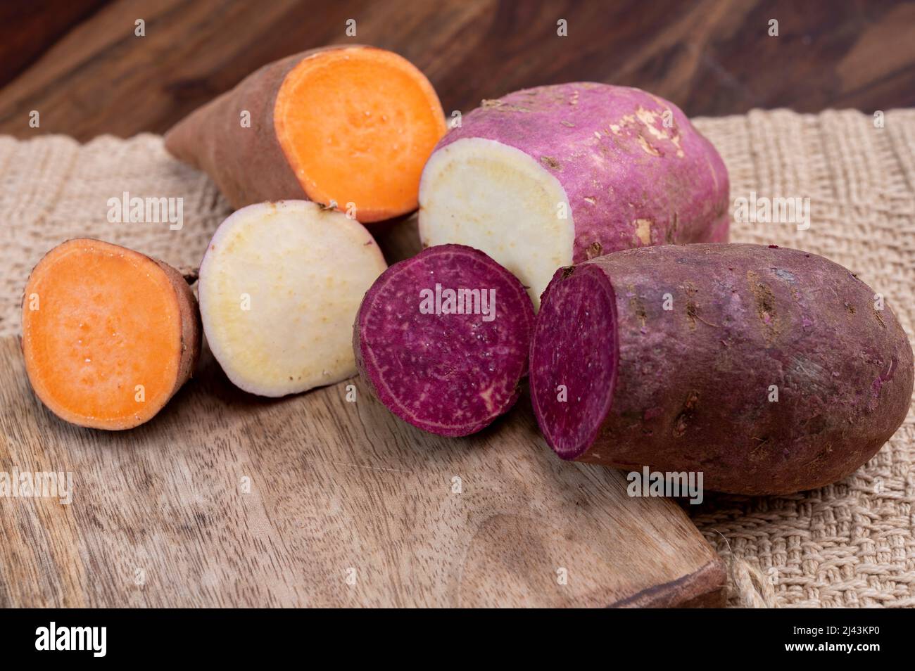 Bunte Wurzelgemüse rosa, lila und orange Bio süße Potatos aus nächster Nähe  Stockfotografie - Alamy