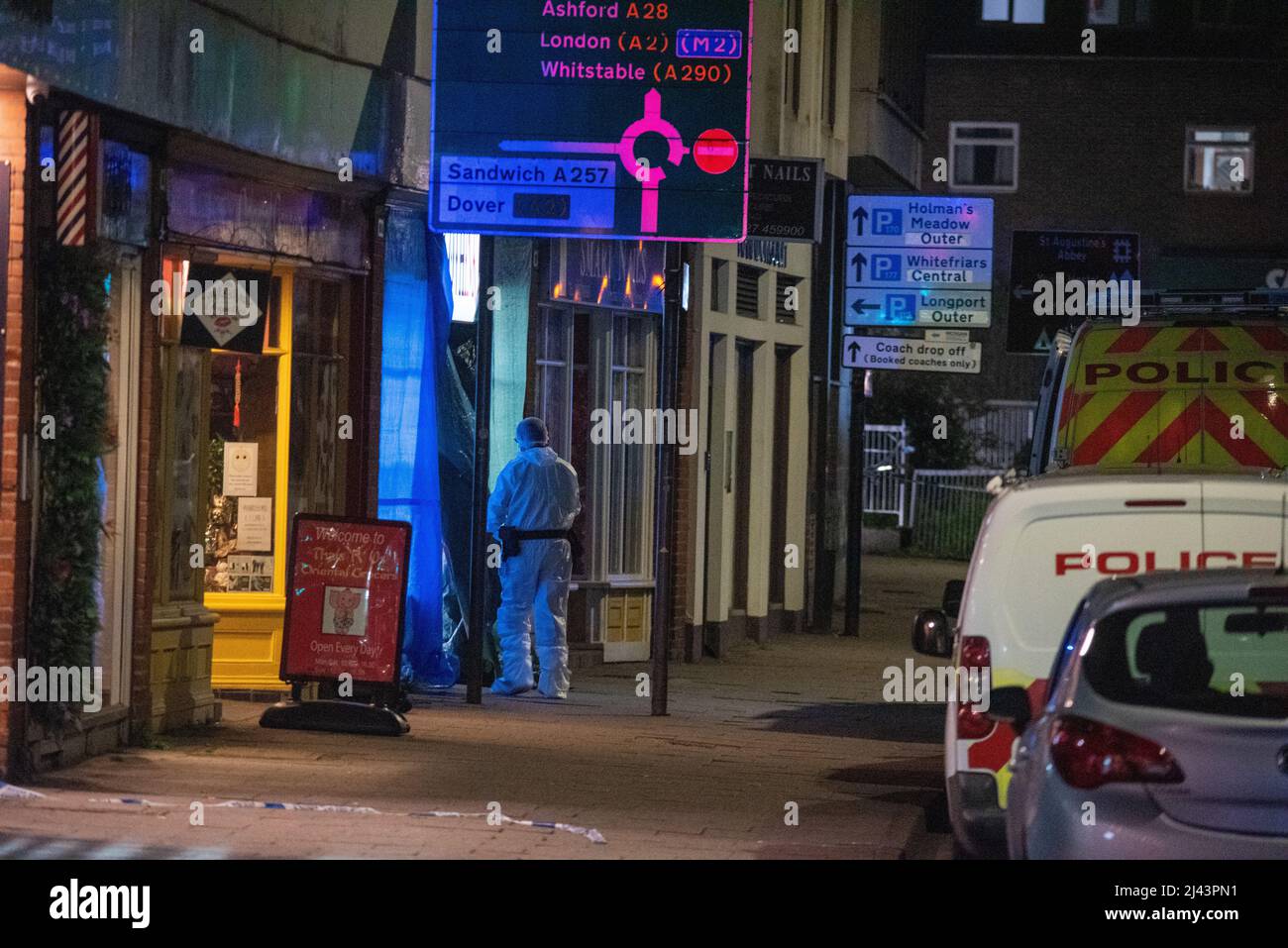 Canterbury, Großbritannien. 11.. April 2022. Die Polizei von Kent wurde heute in ein Gebäude in der Lower Bridge St, Canterbury, gerufen, um auf Berichte von zwei Personen zu reagieren, die Verletzungen erlitten hatten. An diesem Abend waren noch Straßensperrungen vorhanden, und Gerichtsbeamte und Spezialbeamte waren noch am Tatoort von Gothink und im Piercing-Studio. Quelle: graham mitchell/Alamy Live News Stockfoto