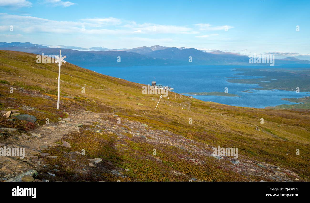 Holzmarker auf dem Nuolja oder dem Njulla-Berg im Abisko-Nationalpark im arktischen Schweden. Abenteuer in arktischer Wildnis. Wandern in Schwedisch Lappland Stockfoto