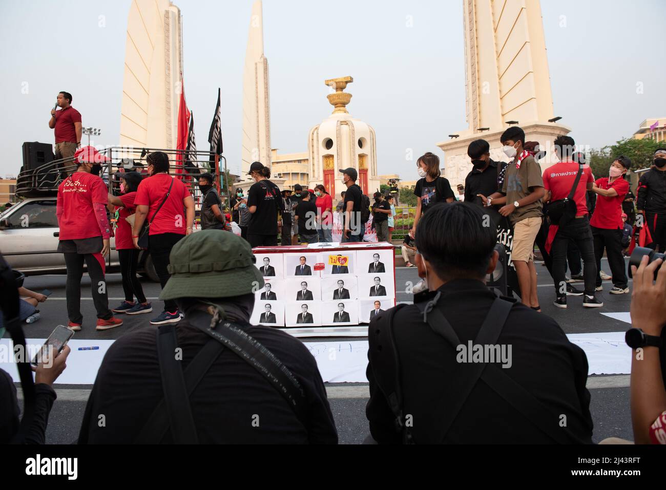 Bangkok, Thailand. 10. April 2022. Das Demokratiedenkmal Ratchadamnoen Avenue, Bangkok die Anti-Regierungsgruppe, die sich „Thalugaz“ nannte, organisierte eine Beerdigungsfeier mit Bildern des Premierministers General Prayut Chan-o-cha und gedachte des 12.. Jahrestages der gewaltsamen Niederschlagung von Rothemd-Demonstranten durch die damalige Regierung. (Bild: © Teera Noisakran/Pacific Press via ZUMA Press Wire) Stockfoto