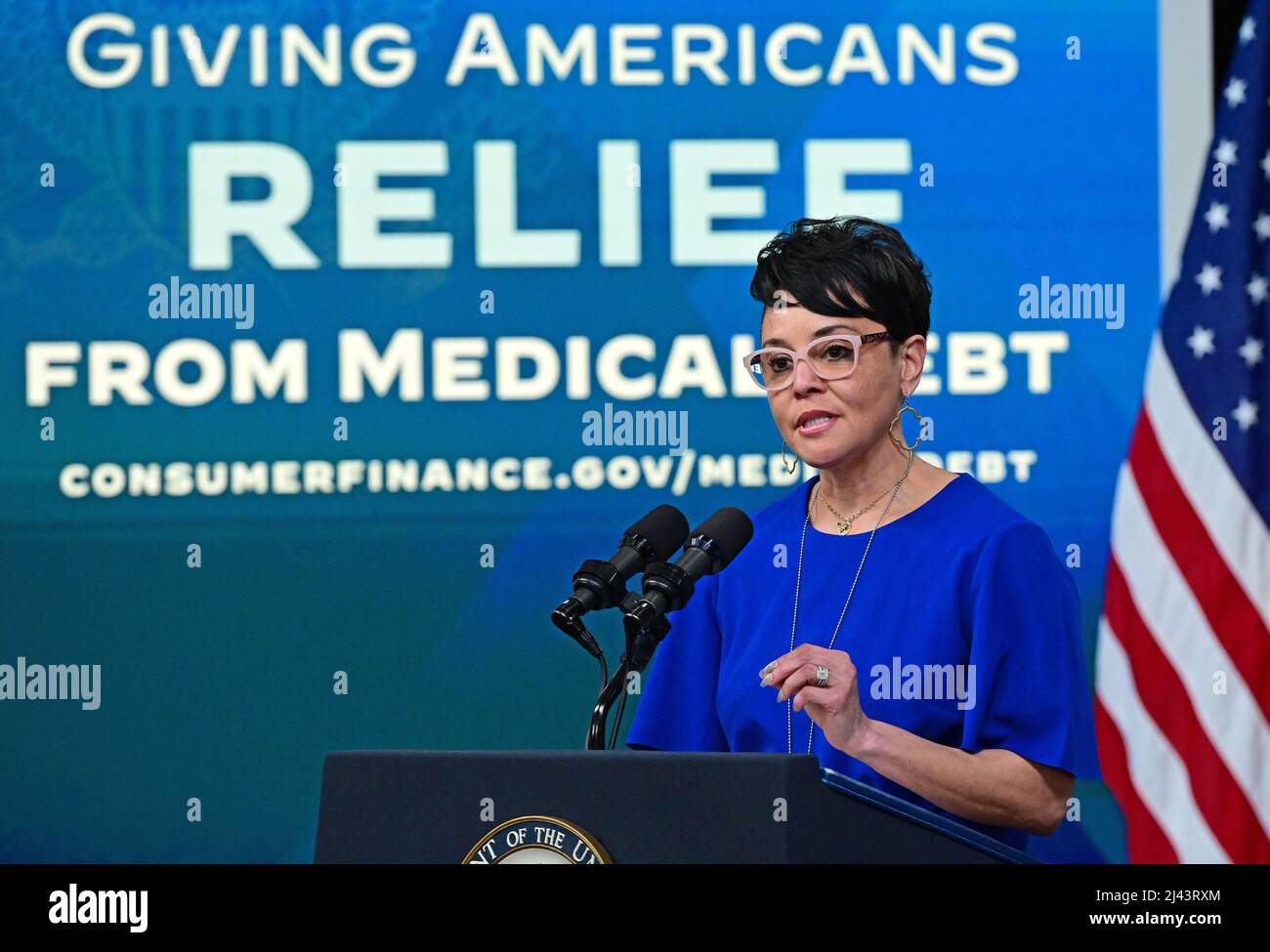 Der stellvertretende Sekretär Jewel Bronaugh, Landwirtschaftsministerium, macht am Montag, den 11. April, eine Rede vor der US-Vizepräsidentin Kamala Harris, die im South Court Auditorium des White House Complex in Washington, DC, neue Maßnahmen der Regierung ankündigte, um die Last der medizinischen Schulden für amerikanische Familien zu verringern. 2022.Quelle: Ron Sachs/Pool via CNP /MediaPunch Stockfoto