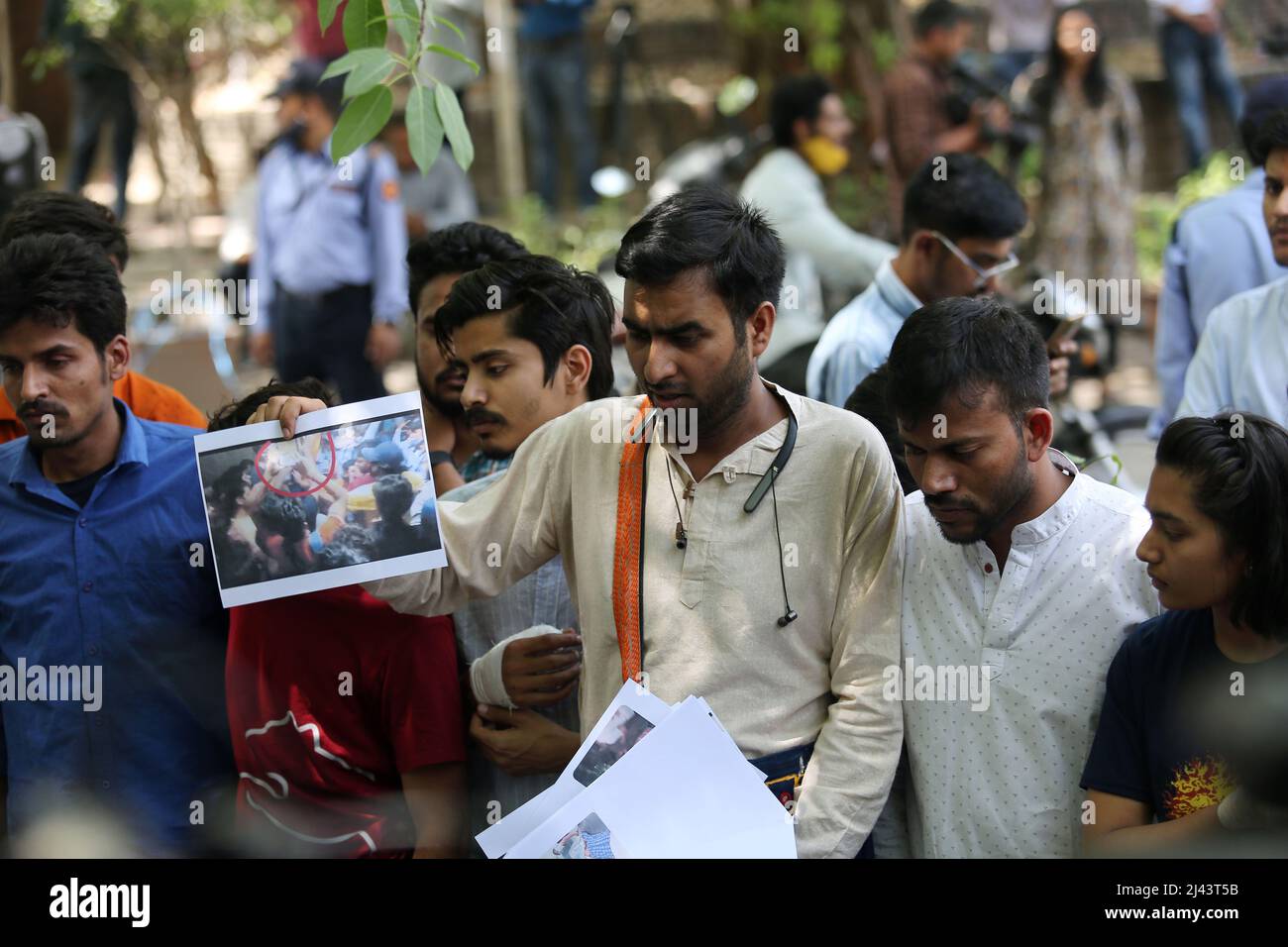 Neu-Delhi, Indien. 11. April 2022. NEU DELHI, INDIEN - 11. APRIL: Studenten der Akhil Bharatiya Vidyarthi Parishad (ABVP) interagieren am 11. April 2022 außerhalb des Campus der Jawaharlal Nehru University (JNU) in Neu-Delhi, Indien, mit den Medien. Der Zusammenstoß zwischen zwei Studentengruppen - einer linken Studentengewerkschaft und einem RSS-vernetzten ABVP (Akhil Bharatiya Vidyarthi Parishad) - über ein Hostel-Chaos, das gestern anlässlich von RAM Navmi Hühnchen zum Abendessen servierte, hinterließ mindestens sechs Verletzte. (Foto von Amal KS/Hindustan Times/Sipa USA) Quelle: SIPA USA/Alamy Live News Stockfoto