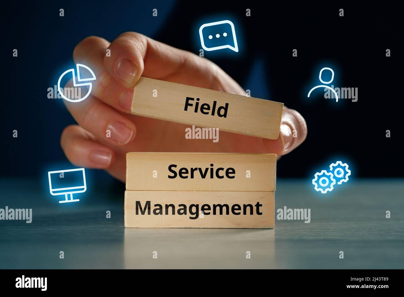 Akronym FSM oder Field Service Management. Text auf Holzwürfeln. Stockfoto