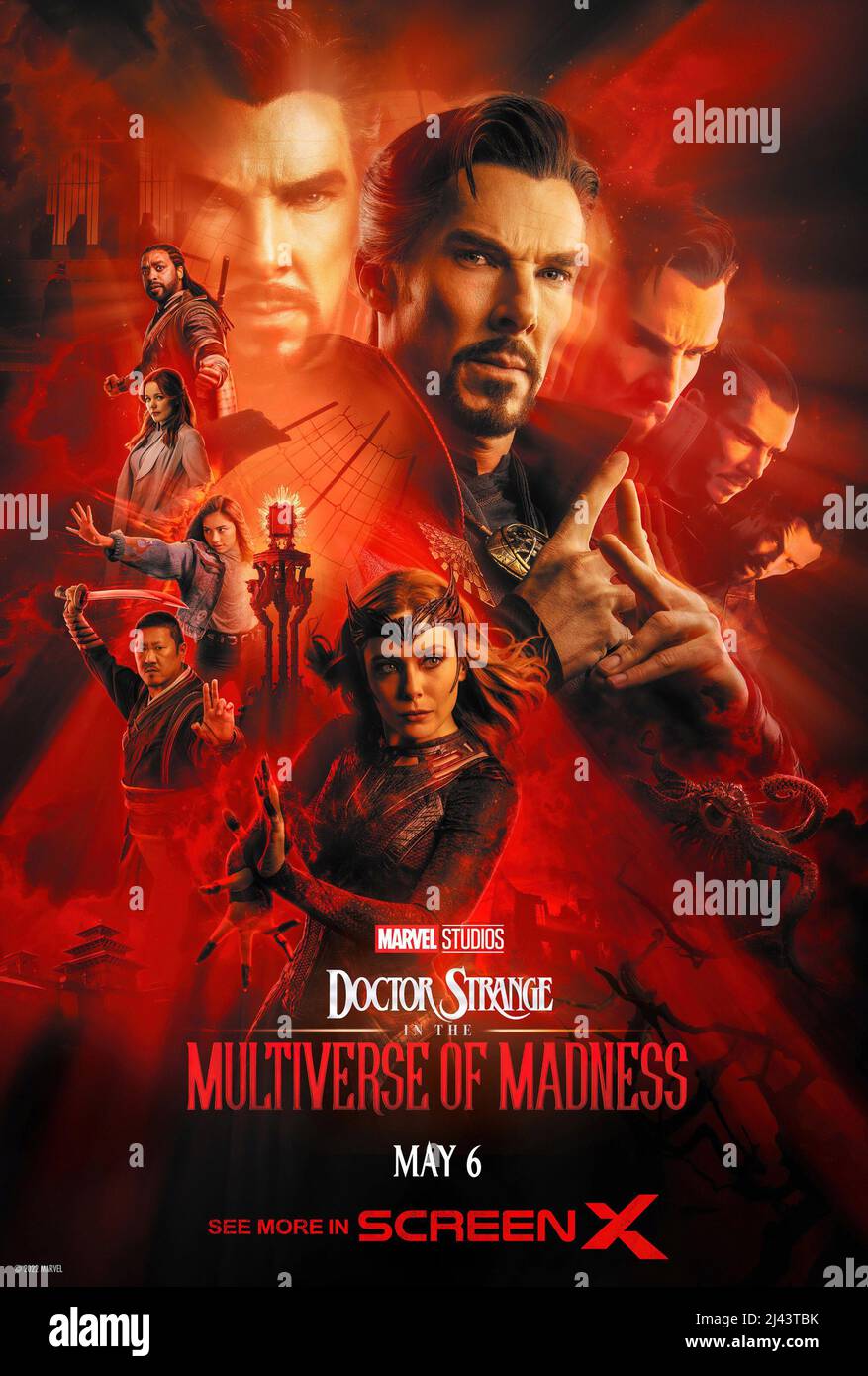 DOCTOR STRANGE IN THE MULTIVERSE OF MADNESS, US ScreenX Poster, von oben: Benedict Cumberbatch, als Dr. Stephen Strange, Chiwetel Ejiofor, als Mordo (links), Rachel McAdams als Dr. Christine Palmer (links), Xochitl Gomez, Benedict Wong, als Wong, Elizabeth Olsen, As Wanda Maximoff (Mitte), 2022. © Walt Disney Studios Motion Pictures / © Marvel Studios / Courtesy Everett Collection Stockfoto