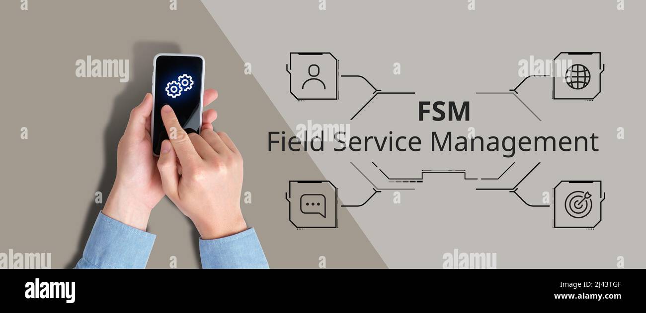Akronym FSM oder Field Service Management. Die Person arbeitet mit einem Smartphone Stockfoto