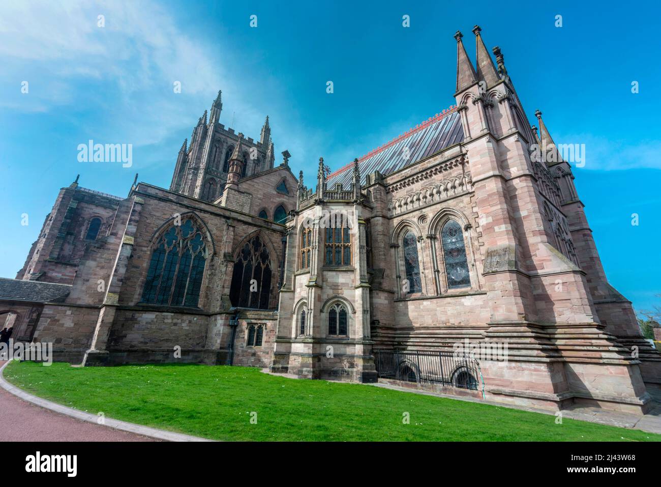 Außenansicht der Kathedralkirche der anglikanischen Diözese Hereford. Wunderschön gestaltete normannische Architektur, majestätische Türme im Frühling und Su Stockfoto