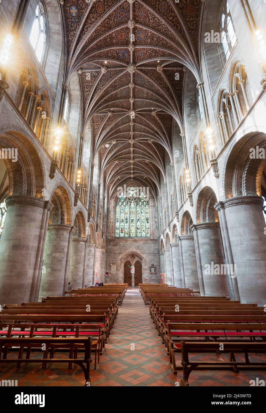 Im Inneren der schönen, verzierten Kathedrale der anglikanischen Diözese Hereford, mit nordischer detaillierter Architektur, markantem Licht, roten reihen aus pe Stockfoto