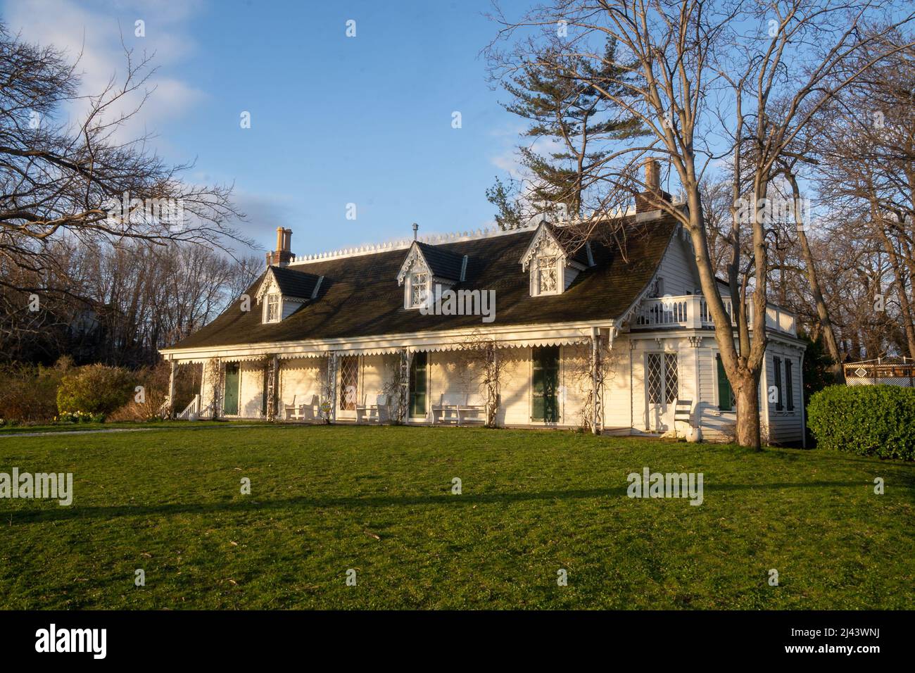Staten Island, NY - USA - 10. April 2022: Drei Viertel Landschaftsansicht des Alice Austen House, einem holländischen Kolonialhaus im Rosebank-Viertel Stockfoto