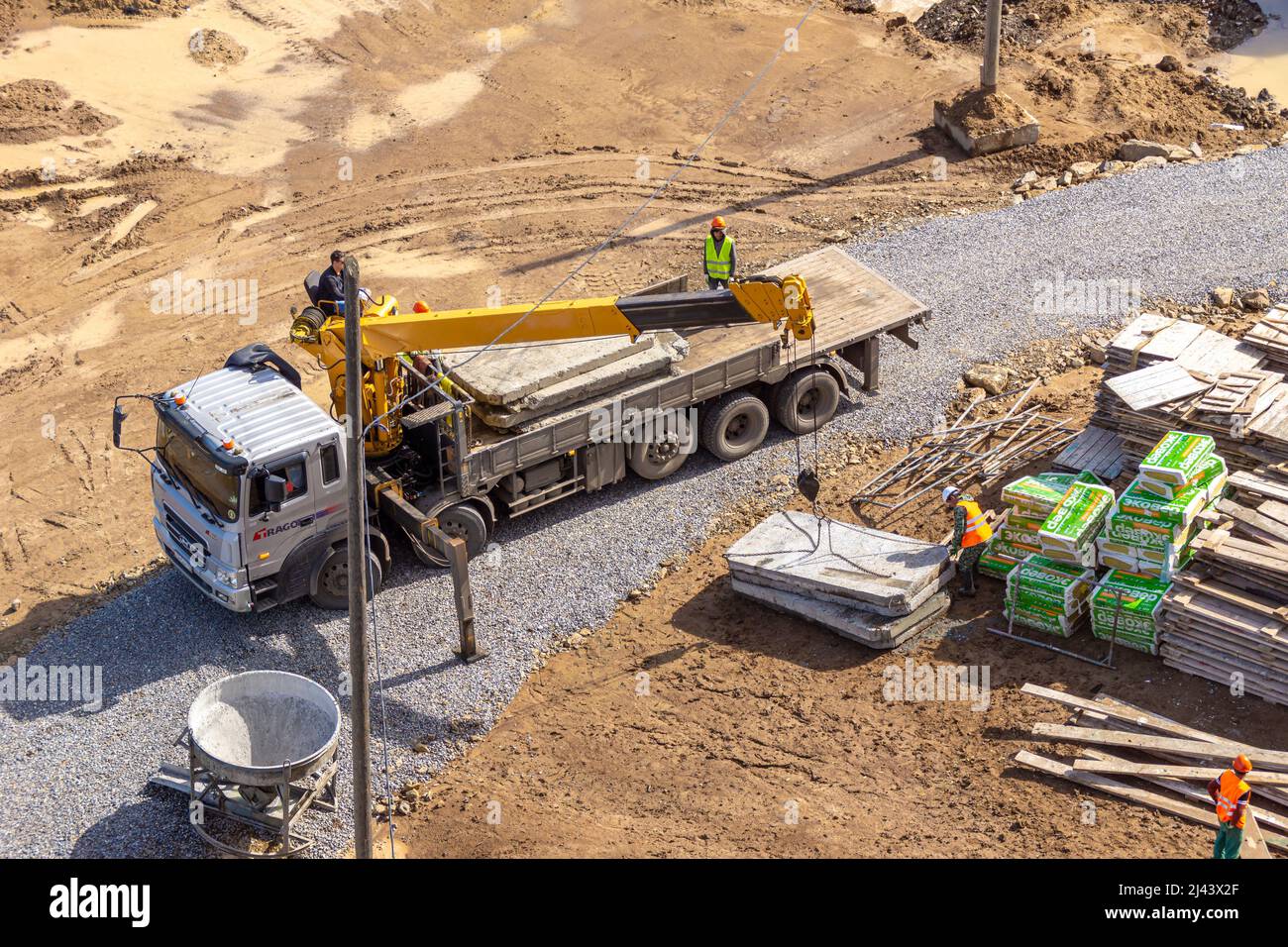 Kemerowo, Russland - 24. juni 2021. Lieferung von Materialien auf die Baustelle auf einem LKW mit einem Kran ausgestattet, selektive Fokus Stockfoto