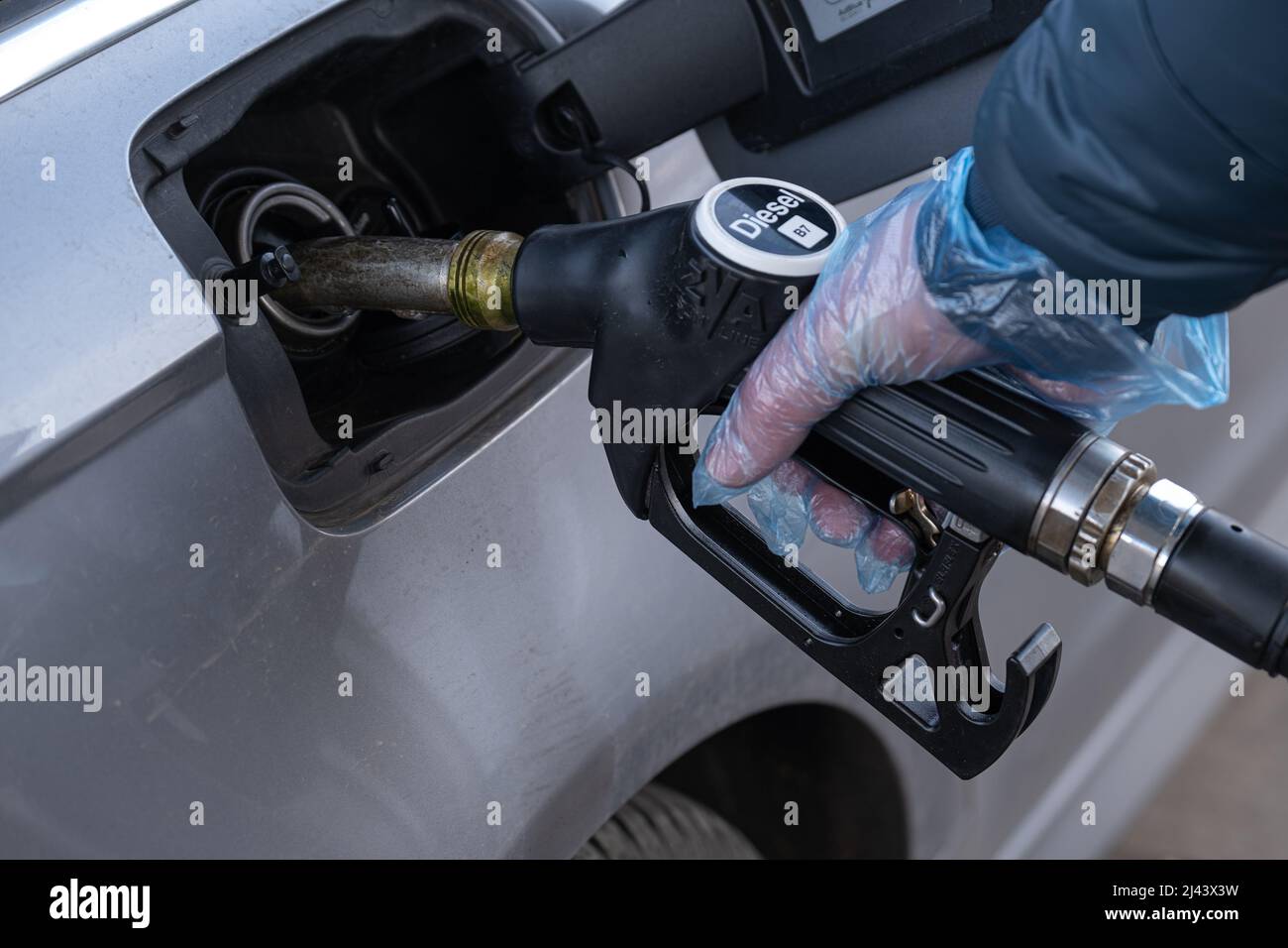 Diesel. Das Auto betanken.die Pistole in der Hand betanken.Ein Mann füllt einen Autotank mit Dieselkraftstoff. Kraftstoffpreis in Europa. Stockfoto