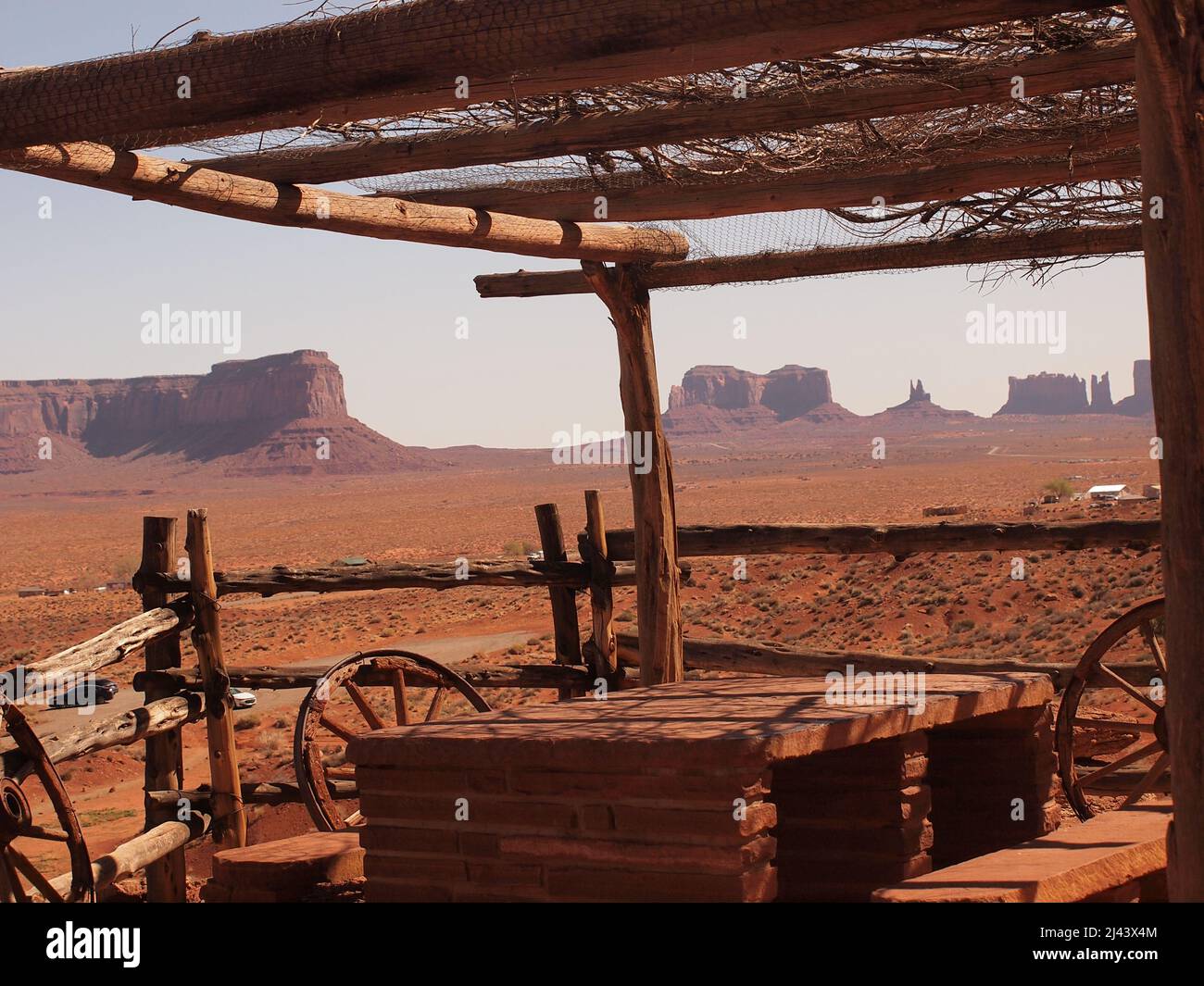Monument Valley im Norden von Arizona und im Süden von Utah in der Navajo Nation. Spektakuläre Stätte, die in amerikanischen Western-Filmen berühmt wurde. Stockfoto