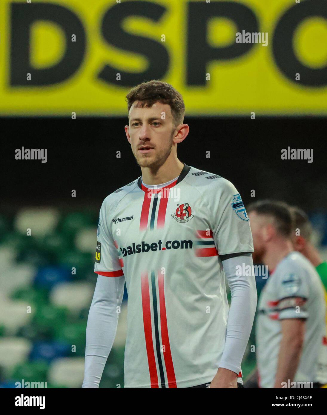 National Football Stadium im Windsor Park, Belfast, Nordirland, Großbritannien. 01 April 2022. Samuel Gelston's Whiskey Irish Cup Halbfinale, Cliftonville (gelb) gegen Crusaders. Kreuzritterspieler Jordan Forsythe (14). Stockfoto