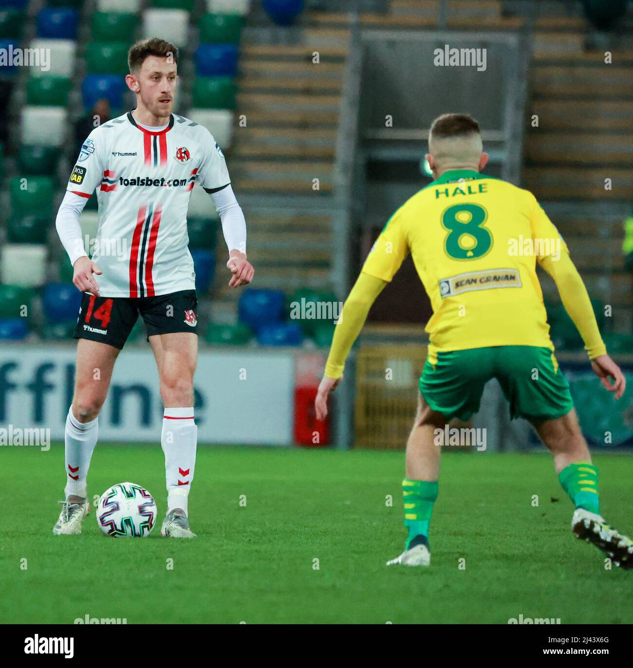 National Football Stadium im Windsor Park, Belfast, Nordirland, Großbritannien. 01 April 2022. Samuel Gelston's Whiskey Irish Cup Halbfinale, Cliftonville (gelb) gegen Crusaders. Kreuzritterspieler Jordan Forsythe (14). Stockfoto