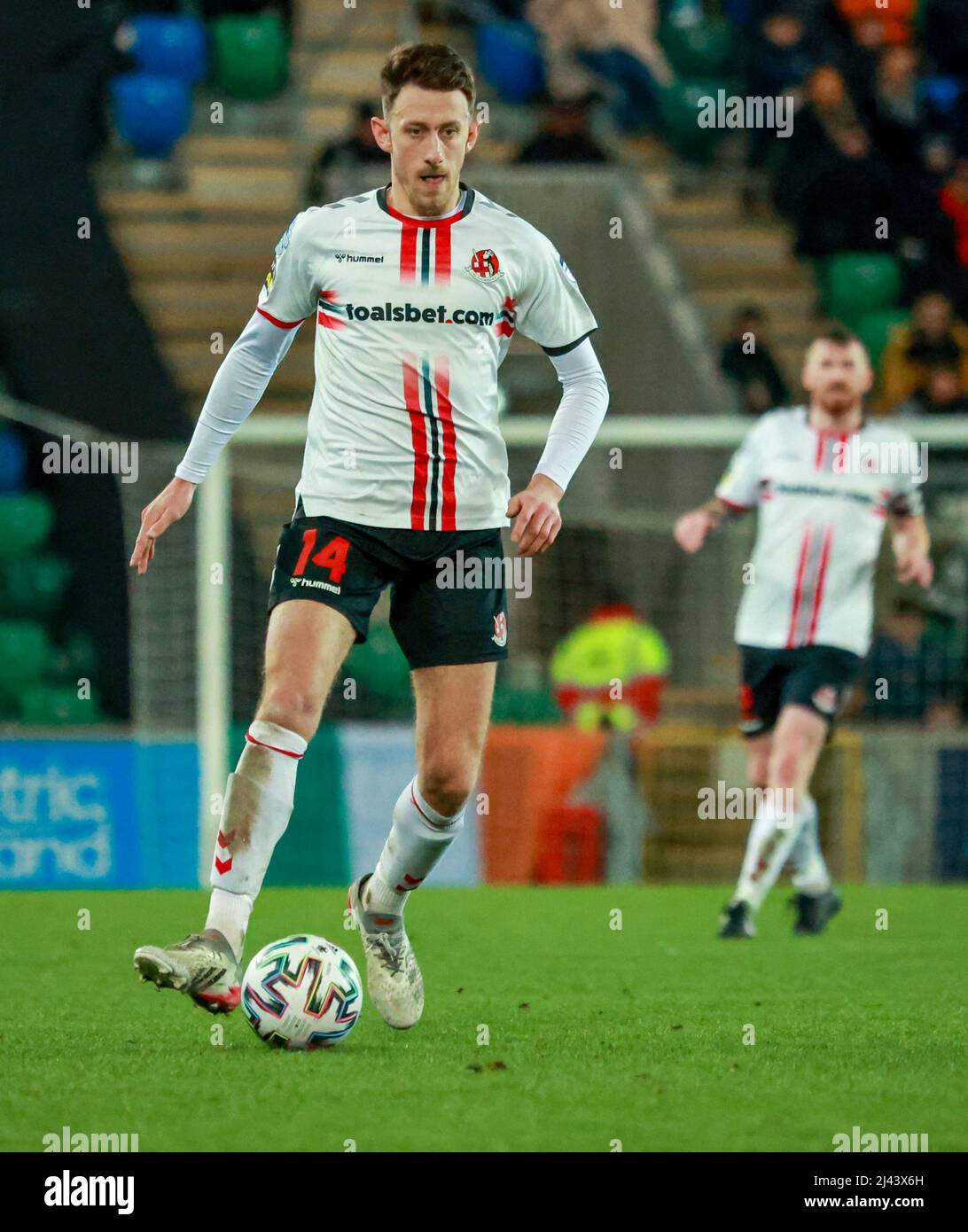 National Football Stadium im Windsor Park, Belfast, Nordirland, Großbritannien. 01 April 2022. Samuel Gelston's Whiskey Irish Cup Halbfinale, Cliftonville (gelb) gegen Crusaders. Kreuzritterspieler Jordan Forsythe (14). Stockfoto