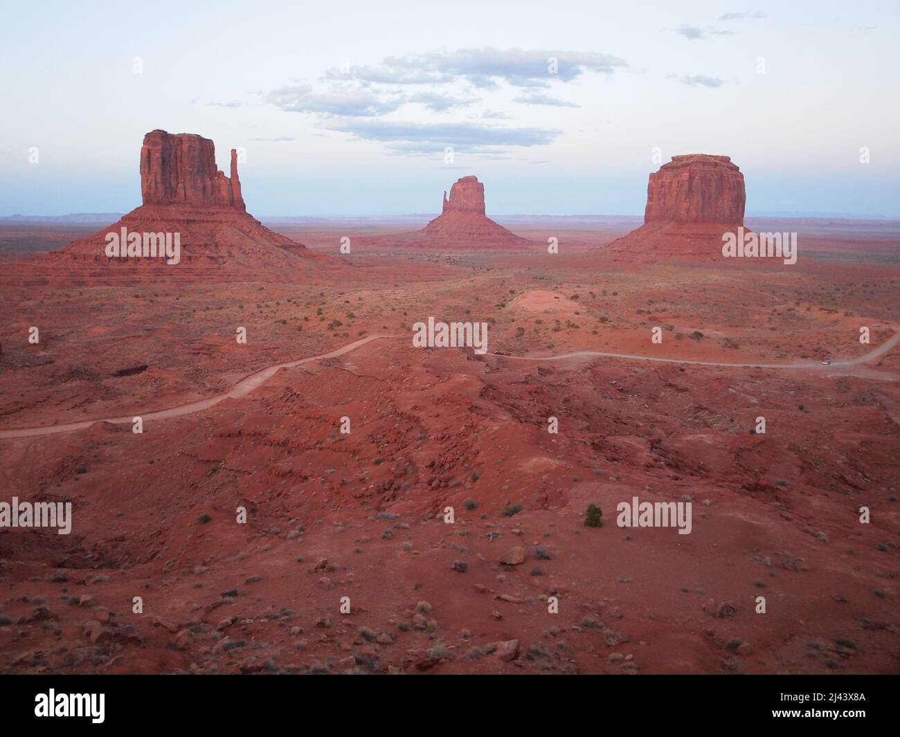 Monument Valley im Norden von Arizona und im Süden von Utah in der Navajo Nation. Spektakuläre Stätte, die in amerikanischen Western-Filmen berühmt wurde. Stockfoto