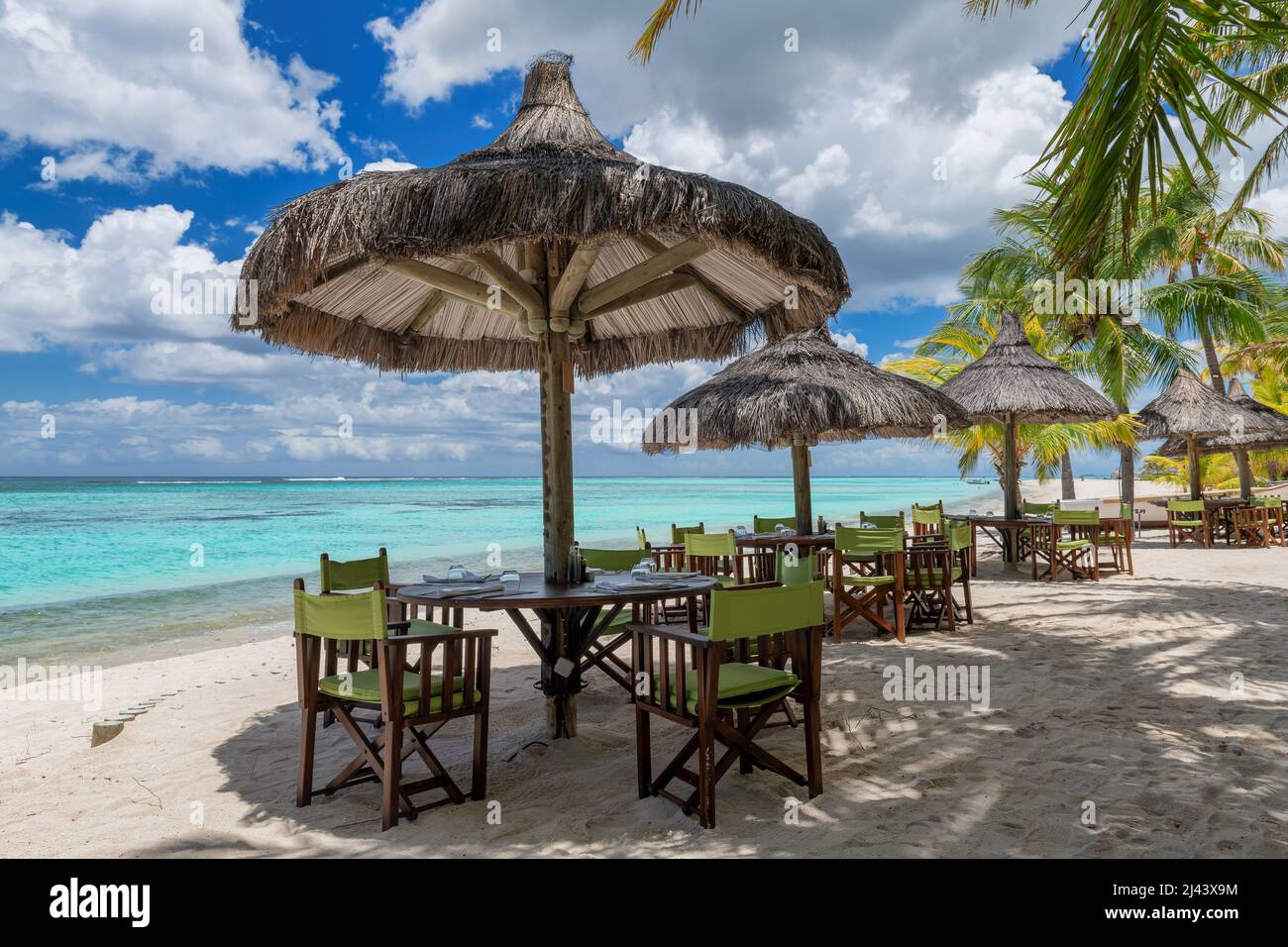 Strandrestaurant am Strand unter Sonnenschirmen, Stockfoto