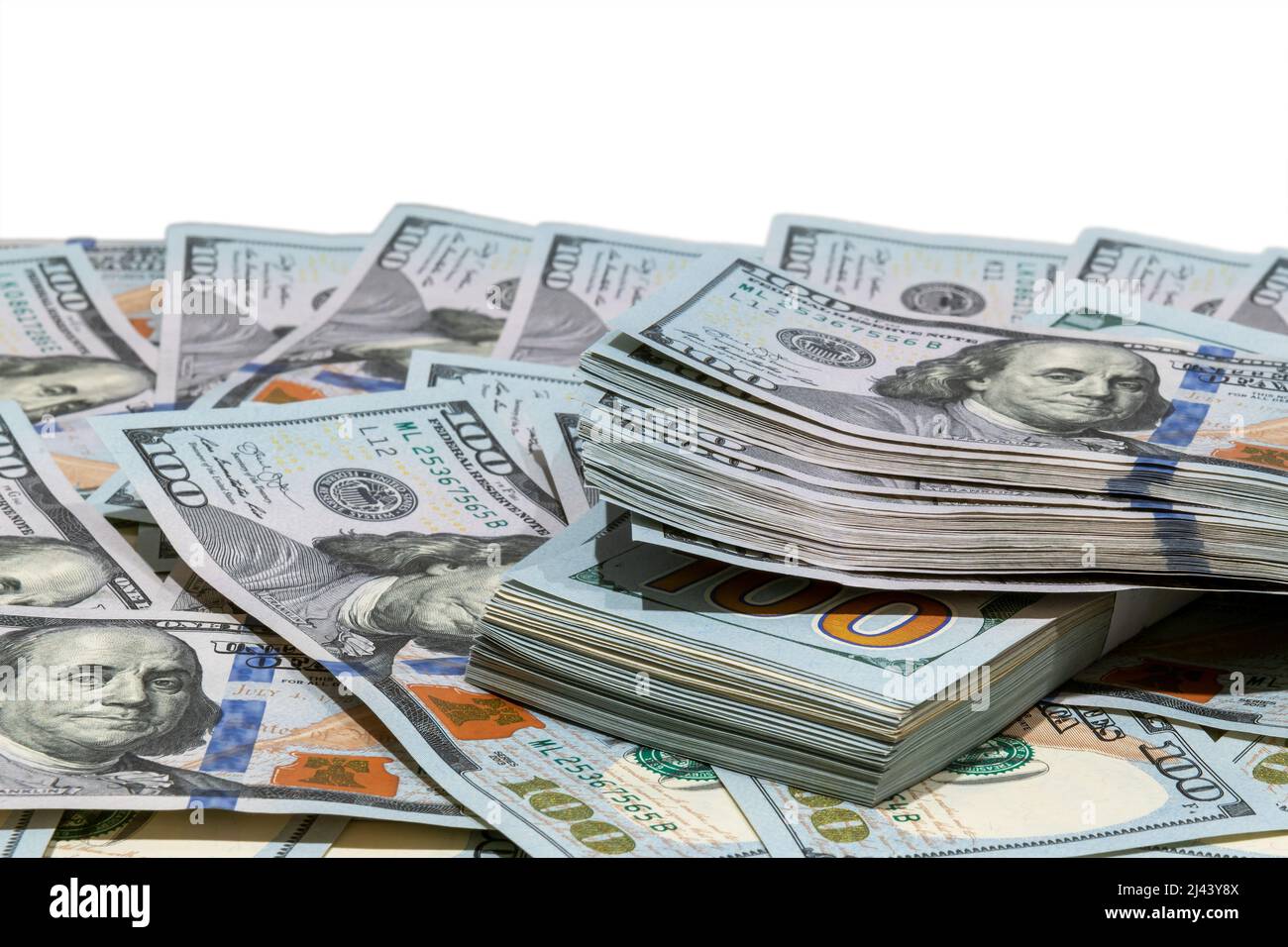Amerikanische Dollarscheine auf weißem Hintergrund. Bargeldgeld in US-Dollar. Stockfoto