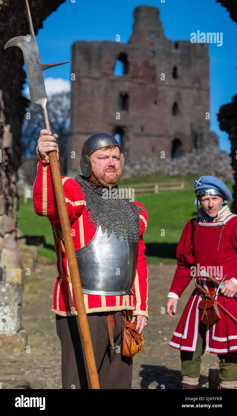 Reenactors in historischen Kostümen aus der Zeit der Schlacht von Flodden im frühen 16.. Jahrhundert fiel Norham Castle vor der Schlacht an James Ivs Armee Stockfoto