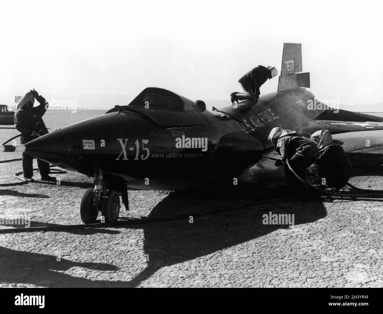 Ein X-15-Forschungsraketenflugzeug stürzte nach einer harten Landung von Scott Crossfield ein Stockfoto