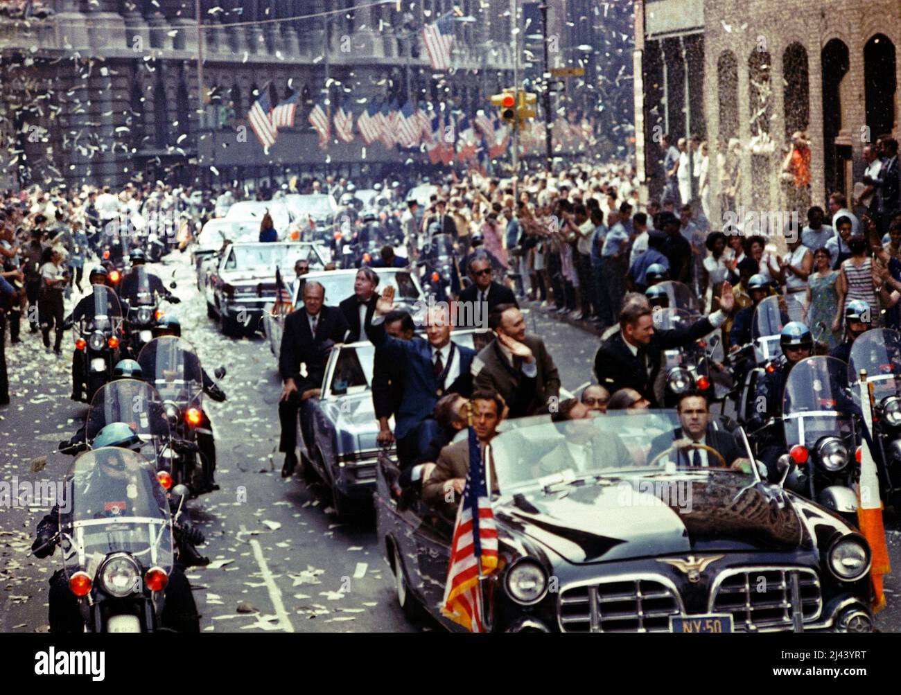 Ticker Tape Parade für die Apollo 11 Astronauten. Es liegt in Manhattan, New York City, am Broadway, der als „Canyon of Heroes“ bekannt ist. Im Hauptauto von rechts sind die Astronauten Neil Armstrong, Michael Collins und Edwin (Buzz) Aldrin zu sehen. Stockfoto