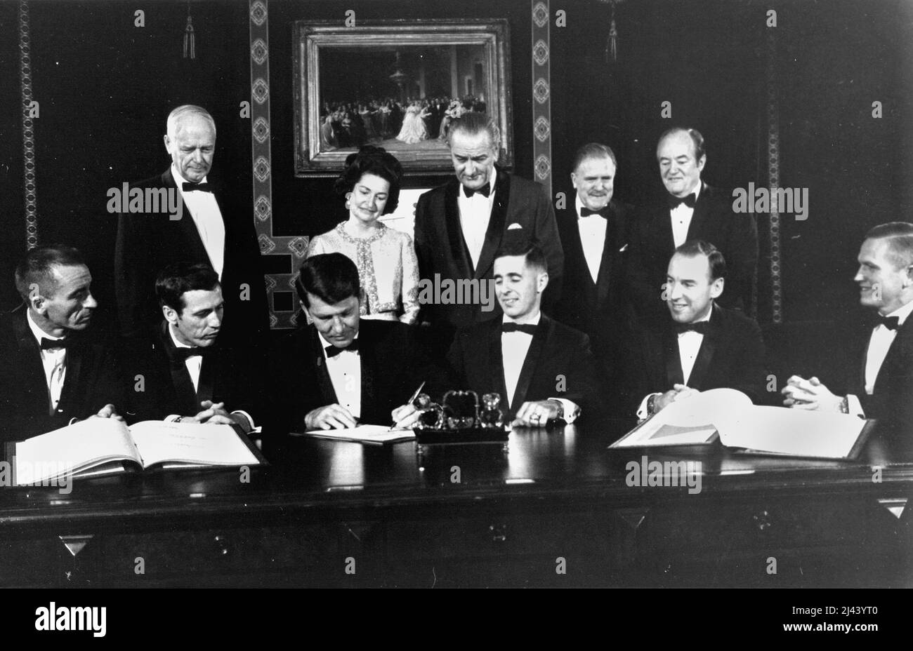 Apollo 7 und 8 Flugcrews unterzeichnen ein Gedenkdokument, das zu diesem Anlass im Vertragsraum des Weißen Hauses aufgehängt wird. Die Signaturen sind von links nach rechts: Apollo 7-Astronauten:Walter Cunningham, Donn F. Eisele und Walter M. Schirra. Apollo 8-Astronauten: William A. anders, James A. Lovell, Jr. und Frank Borman. Stehen: Charles A. Lindbergh (auch Unterzeichner), Lady Bird Johnson, Präsident Lyndon B. Johnson, NASA-Administrator James E. Webb und Vizepräsident Hubert H. Humphrey. Stockfoto