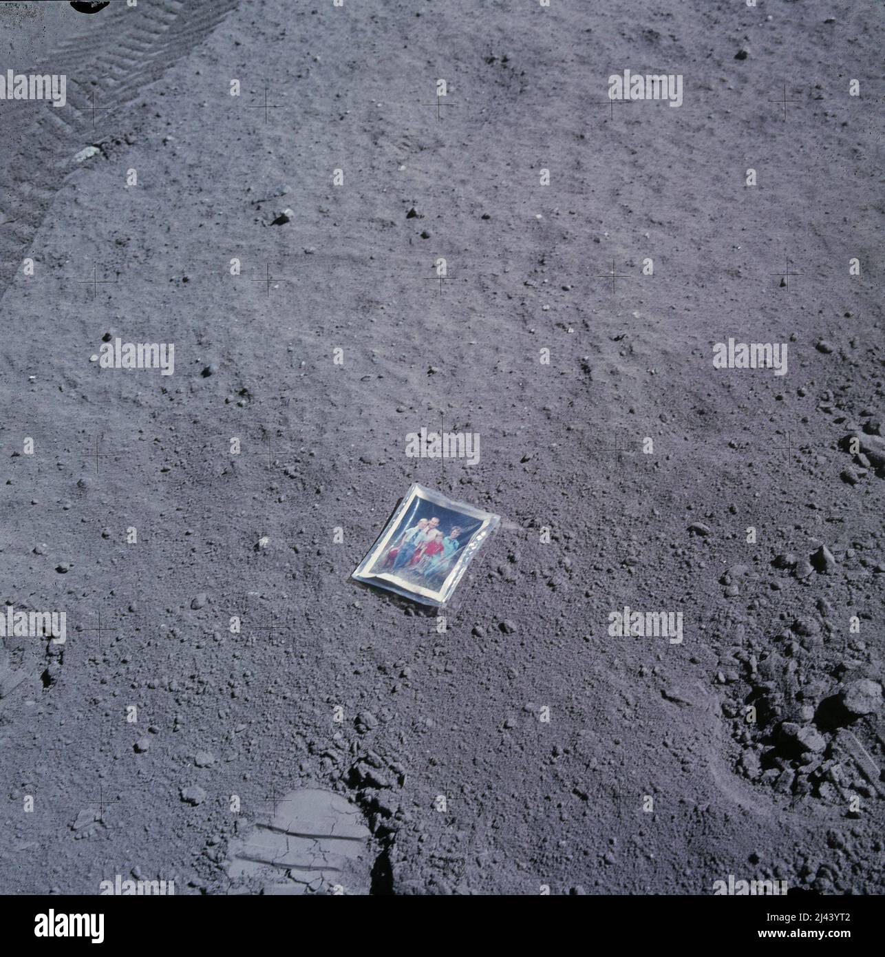 Das Familienportrait von Astronaut Charlie Duke wurde während der Apollo 16-Mission auf der Oberfläche des Mondes hinterlassen. Stockfoto
